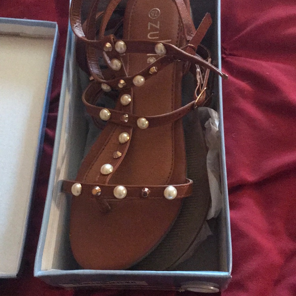 Zula size 7.5 Brown sandal